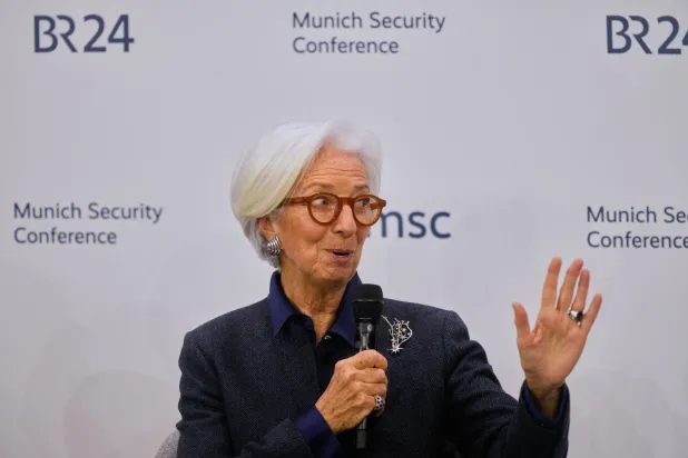 رئيسة البنك المركزي الأوروبي كريستين لاغارد تتحدث خلال مؤتمر ميونيخ للأمن - الأحد 15 فبراير 2026 (أ.ب)