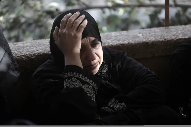 سيدة فلسطينية في خان يونس جنوب غزة خلال تشييع 5 ضحايا قُتلوا في غارة جوية إسرائيلية يوم الأحد (د.ب.أ)