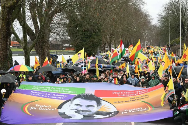 آلاف الأكراد توافدوا من دول أوروبية للمشاركة بمظاهرة في ستراسبورغ بفرنسا يوم السبت للمطالبة بالإفراج عن زعيم حزب «العمال الكردستاني» عبد الله أوجلان في الذكرى 27 لاعتقاله (أ.ف.ب)