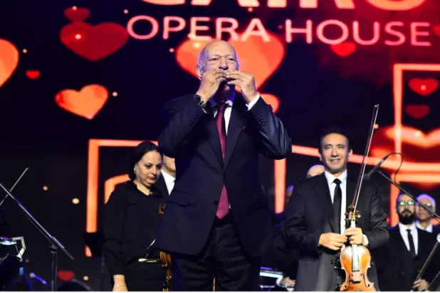 عمر خيرت يحيي جمهور الأوبرا عقب الحفل (دار الأوبرا المصرية)