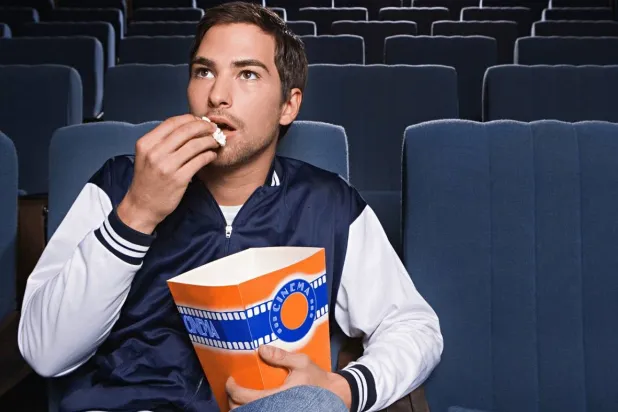 الذهاب لمشاهدة فيلم وحدك في السينما من التجارب المعززة للثقة بالنفس (مجلة فيج أوت)