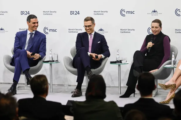 رئيسة وزراء الدنمارك تتحدّث خلال ندوة برفقة نظيرها الإسباني ورئيس فنلندا في ميونيخ يوم 14 فبراير 2026 (إ.ب.أ)