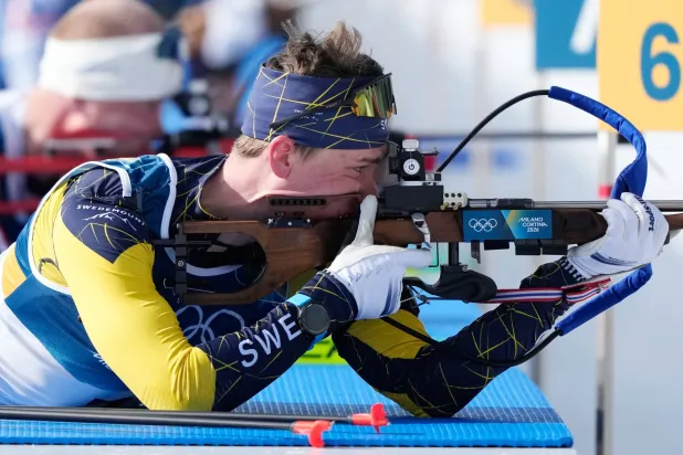 السويدي مارتن بونسيلوما حصد ذهبية البياثلون (أ.ب)