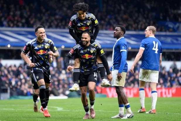 فرحة لاعبي ليدز يونايتد بالفوز على برمنغهام (رويترز)