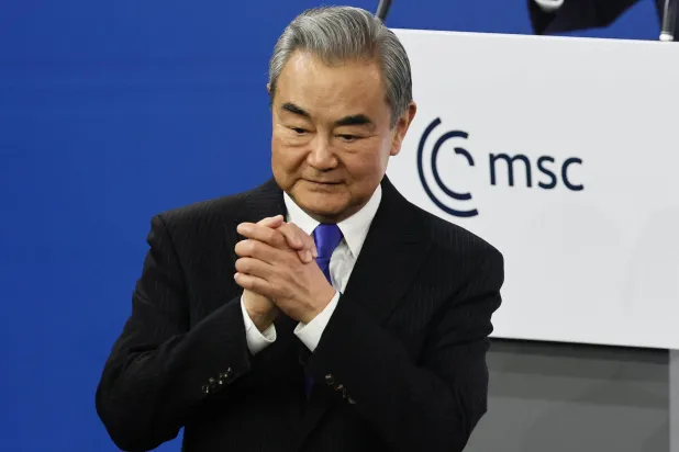 وزير الخارجية الصيني وانغ يي يلقي كلمة خلال مؤتمر ميونيخ للأمن يوم 14 فبراير (إ.ب.أ)