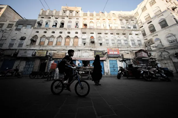 مقتل شخص وإصابة ​13 ‌آخرين ⁠بعد ​اندلاع حريق في ⁠مركز تجاري بمدينة مأرب اليمنية (أرشيفية - رويترز)