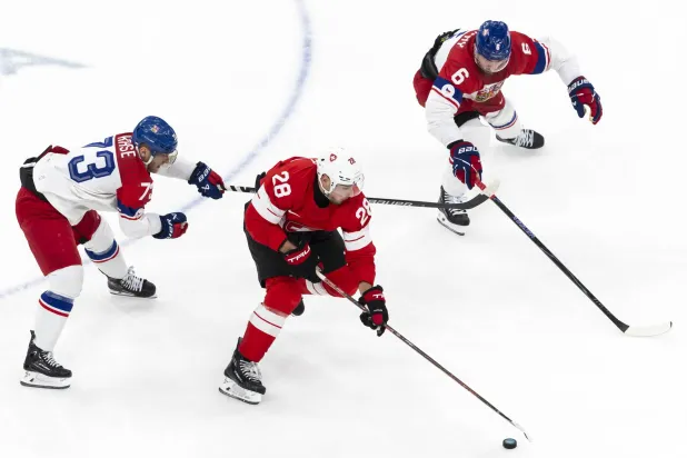 سويسرا فازت على التشيك في هوكي جليد الرجال بميلانو (إ.ب.أ)