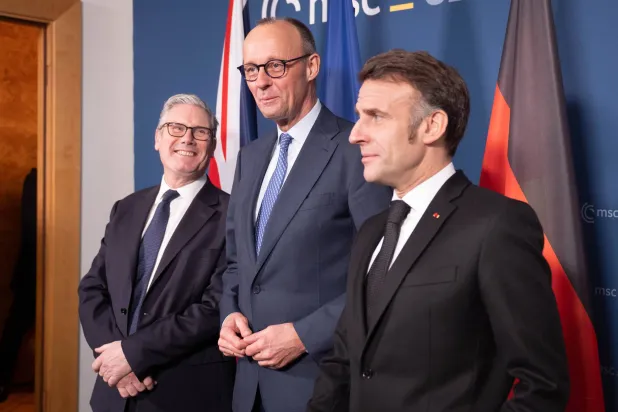 الرئيس الفرنسي إيمانويل ماكرون والمستشار الألماني فريدريش ميرتس ورئيس الوزراء البريطاني كير ستارمر في «مؤتمر ميونيخ للأمن» (أ.ب)