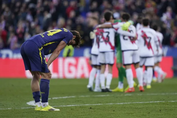 حسرة لاعب الأتلتي روبن لو نورماند وفرحة لاعبي رايو في الخلفية (رويترز)