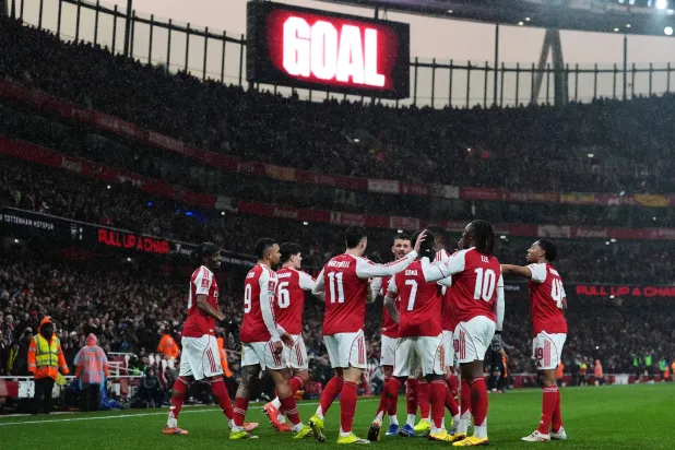 فرحة لاعبي آرسنال بالفوز على ويغان (أ.ب)