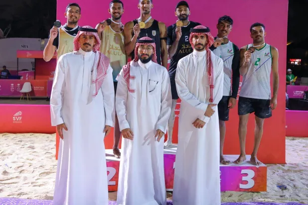 رئيس الاتحاد السعودي لكرة الطائرة وليد المقبل توّج الفرق الفائزة في بطولة السعودية للأندية للكرة الطائرة الشاطئية (الاتحاد السعودي)