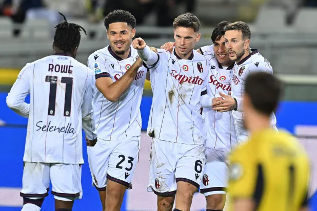 فرحة لاعبي بولونيا بالفوز على تورينو (إ.ب.أ)