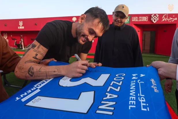 كوزاني حارس مرمى الخلود وهو يوقع قميصه لصالح العناز (نادي الخلود)