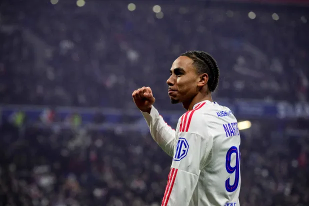 نواه ناراتي يحتفل بهدفه الثاني لليون في مرمى نيس (أ.ف.ب)