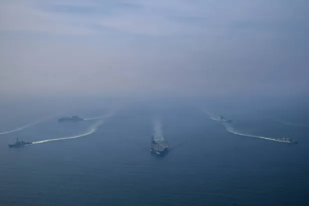 USS Abraham Lincoln uçak gemisi grubu, ABD Beşinci Filo operasyonlarını ve Ortadoğu'daki deniz güvenliğini desteklemek için Umman Denizi'nde seyrederken (Pentagon)