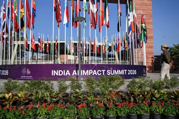 A Delhi police officer outside the venue of the 'India AI Impact Summit 2026'. Arun SANKAR / AFP
