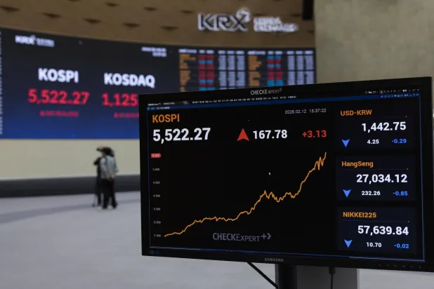 شاشة تعرض بيانات مالية ببورصة سيول (إ.ب.أ)