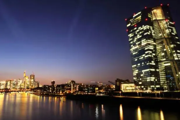 الحيّ المصرفي عند غروب الشمس في فرنكفورت (رويترز)