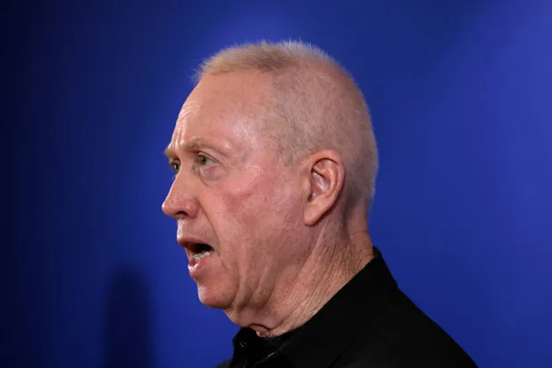 يوآف غالانت يتحدث إلى الصحافة بعد أن أقاله رئيس الوزراء الإسرائيلي بنيامين نتنياهو في تل أبيب 5 نوفمبر 2024 (رويترز)