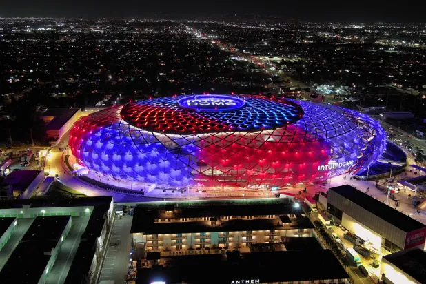 نجحت رابطة دوري كرة السلة الأميركي للمحترفين في رهانها لإضفاء مزيد من الحيوية على مباراة كل النجوم عبر الصيغة الجديدة (رويترز)