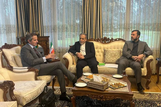 صورة نشرها مدير الوكالة الدولية للطاقة الذرية رافائيل غروسي على منصة «إكس» من لقائه مع وزير الخارجية الإيراني عباس عراقجي ونائبه كاظم غريب آبادي في جنيف الاثنين