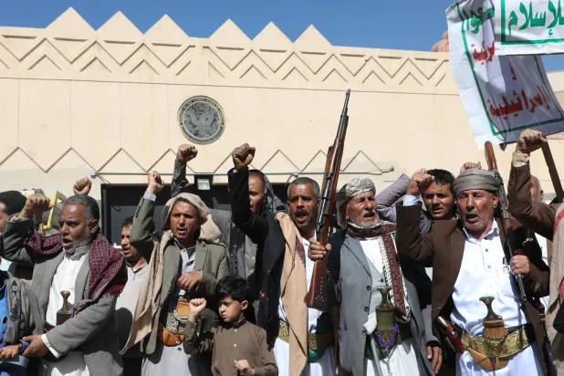 عناصر من الحوثيين خلال حشد نظمته الجماعة أمام مبنى السفارة الأميركية بصنعاء (أ.ب)