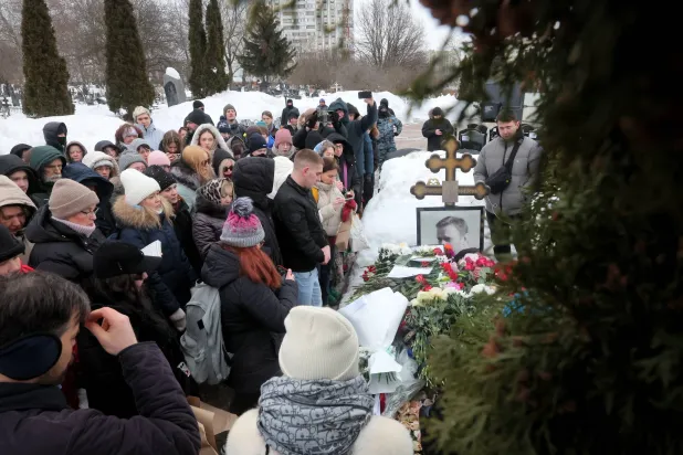 People queue to visit the grave of Alexei Navalny, the late Russian opposition leader, on the second anniversary of his death, at the Borisovskoye Cemetery in Moscow, Russia, 16 February 2026. EPA/MAXIM SHIPENKOV