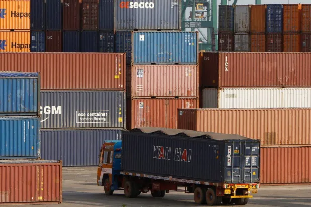 شاحنة تنقل حاوية شحن في ميناء بمدينة تشيناي الجنوبية في الهند (رويترز)