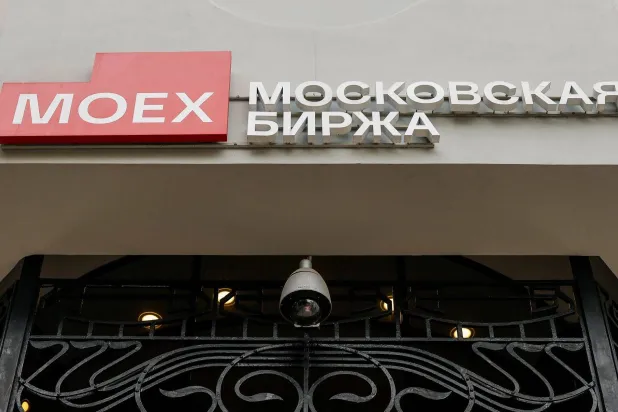 مكتب بورصة موسكو في موسكو (رويترز)