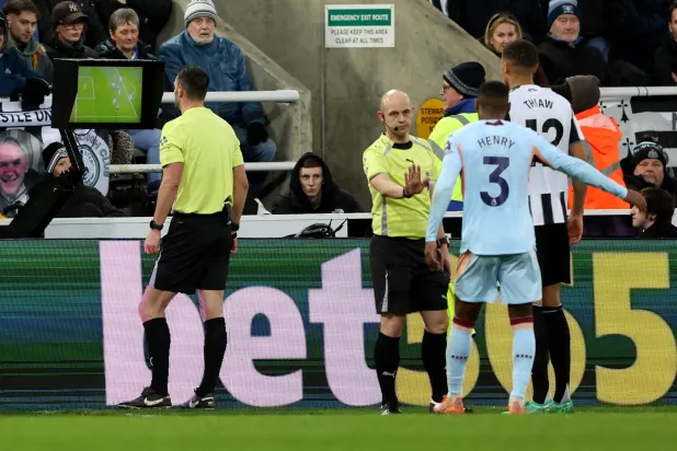 «نقاش إنجليزي»: هل من مصلحة كرة القدم إلغاء «تقنية حكم الفيديو المساعد؟»