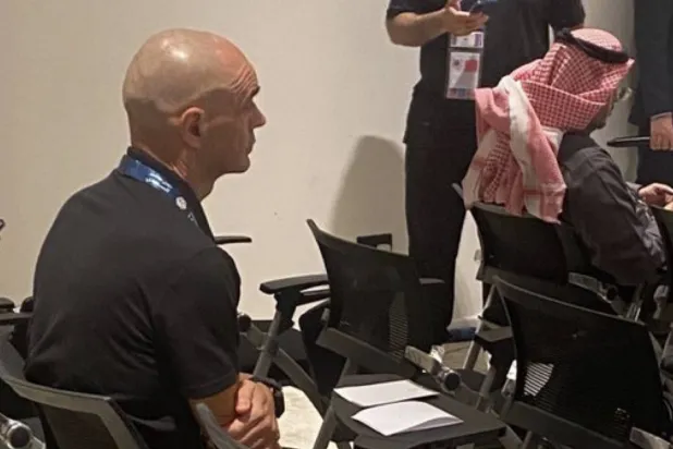 جواو كارلوس يدون تصريحان خيسوس في أحد المؤتمرات الصحافية (منصة إكس)