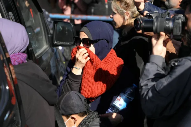 أسترالية يُعتقد أنها من عائلات عناصر تنظيم «داعش» في مخيم روج قرب الحدود العراقية مع سوريا (رويترز)