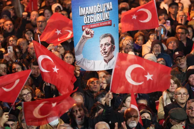 متظاهرون من حزب «الشعب الجمهوري» يرفعون لافتة تحمل صورة لإمام أوغلو وعبارات تطالب بإطلاق سراحه خلال تجمع في إسطنبول 11 فبراير (من حساب الحزب على «إكس»)