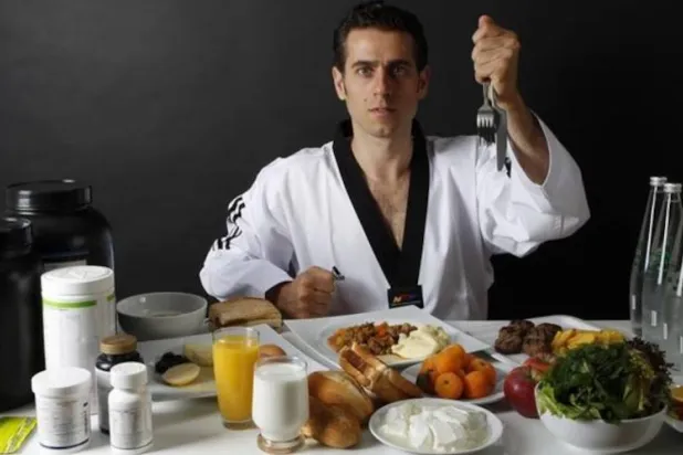 للنظام الغذائي أهمية كبيرة بالنسبة للرياضيين الأولمبيين (رويترز)