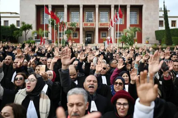 محامون يشاركون في احتجاج أمام البرلمان المغربي بالرباط - 6 فبراير 2026 (أ.ف.ب)
