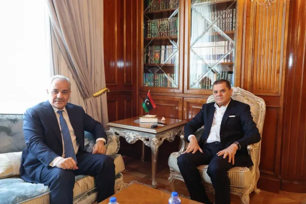 الدبيبة مجتمعاً بمحافظ المصرف المركزي مساء الأحد (حكومة «الوحدة»)