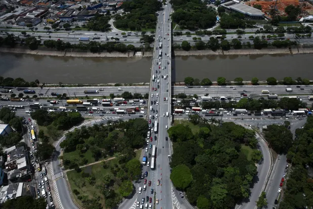 صورة جوية تُظهر حركة المرور على أحد الطرق السريعة في مدينة ساو باولو بالبرازيل (رويترز - أرشيفية)
