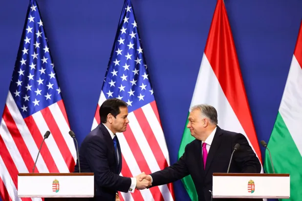 وزير الخارجية الأميركي ماركو روبيو خلال مؤتمر صحافي مشترك مع رئيس وزراء المجر فيكتور أوربان في بودابست (رويترز)