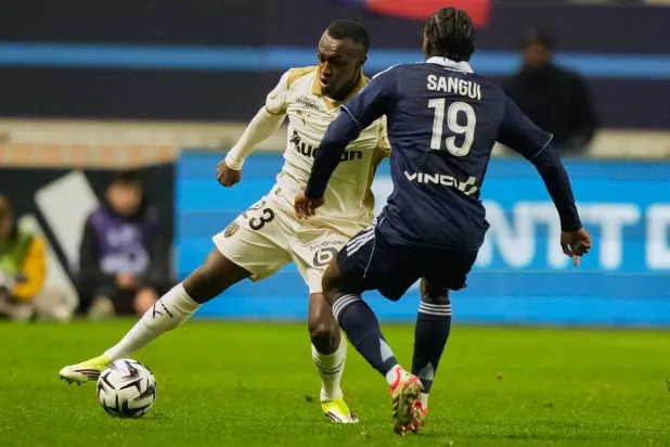 الظهير السعودي سعود عبد الحميد يتألق مع لانس (أ.ب)