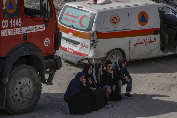 مجموعة من النساء ينتظرن الأخبار بينما تعمل فرق الدفاع المدني الفلسطيني على انتشال رفات 67 فرداً من عائلة أبو نصر من تحت أنقاض منزلهم المدمر بعد غارة إسرائيلية في بيت لاهيا شمال مدينة غزة 15 فبراير 2026 (إ.ب.أ)