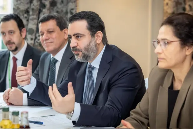 Suriye Dışişleri Bakanı Esad Şeybani’nin, Almanya’da düzenlenen Münih Güvenlik Konferansınde , Kürt yetkililer Mazlum Abdi ve İlham Ahmed’in katılımıyla ABD Kongresi üyelerinden bir heyetle gerçekleştirdiği görüşmeden bir kare (Suriye Dışişleri Bakanlığı hesabı)