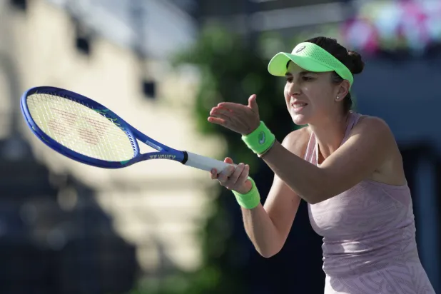 السويسرية بيليندا بنشيتش تتقدم في دبي (إ.ب.أ)