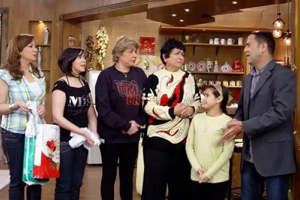 أشرف عبد الباقي وبطلات المسلسل في أحد مشاهد «راجل وست ستات» (الشرق الأوسط)