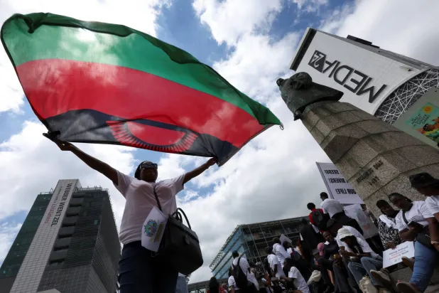 يشيع تهريب الفحم النباتي في مالاوي (رويترز)