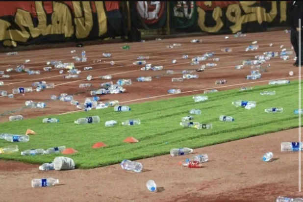 «قوارير المياه» على أرض استاد القاهرة الدولي (صورة متداولة على منصة إكس)