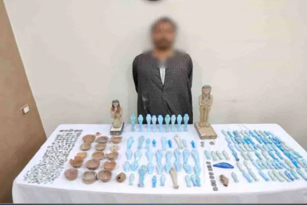 المتهم  ضبط بحوزته مئات القطع الأثرية (وزارة الداخلية)