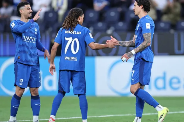 نونيز (يمين) يتلقى تهنئة زملائه بهدفيه في الوحدة (تصوير سعد العنزي)