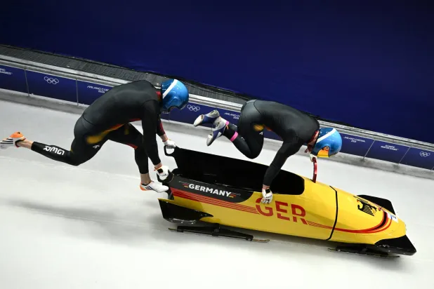 فرانشيسكو فريدريش يبتعد عن المنافسة على ذهبية الزلاجة الجماعية (رويترز) 