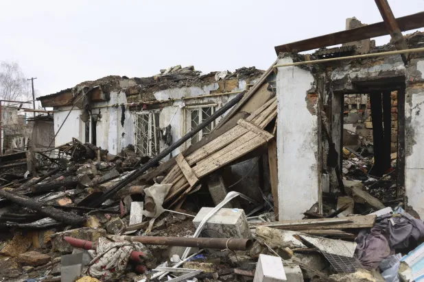 أضرار في موقع ضربة بطائرة مسيّرة روسية استهدفت مبنى في أوديسا بأوكرانيا (إ.ب.أ)