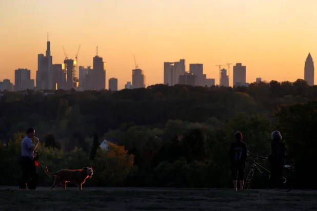 منظر عام للحي المالي في فرانكفورت (رويترز)